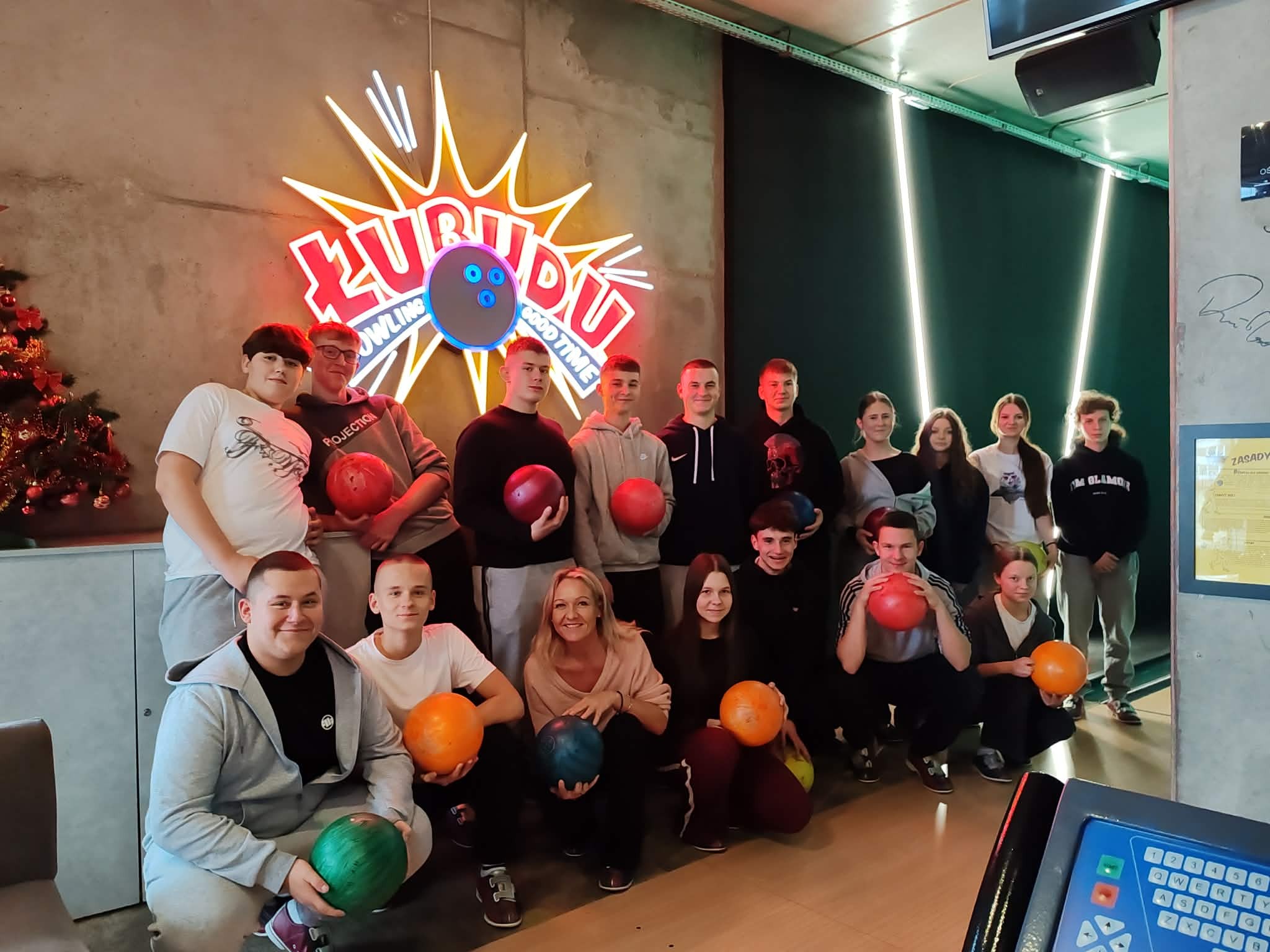 Wyjście z klasą na kręgle – aktywnie, razem i bez telefonu